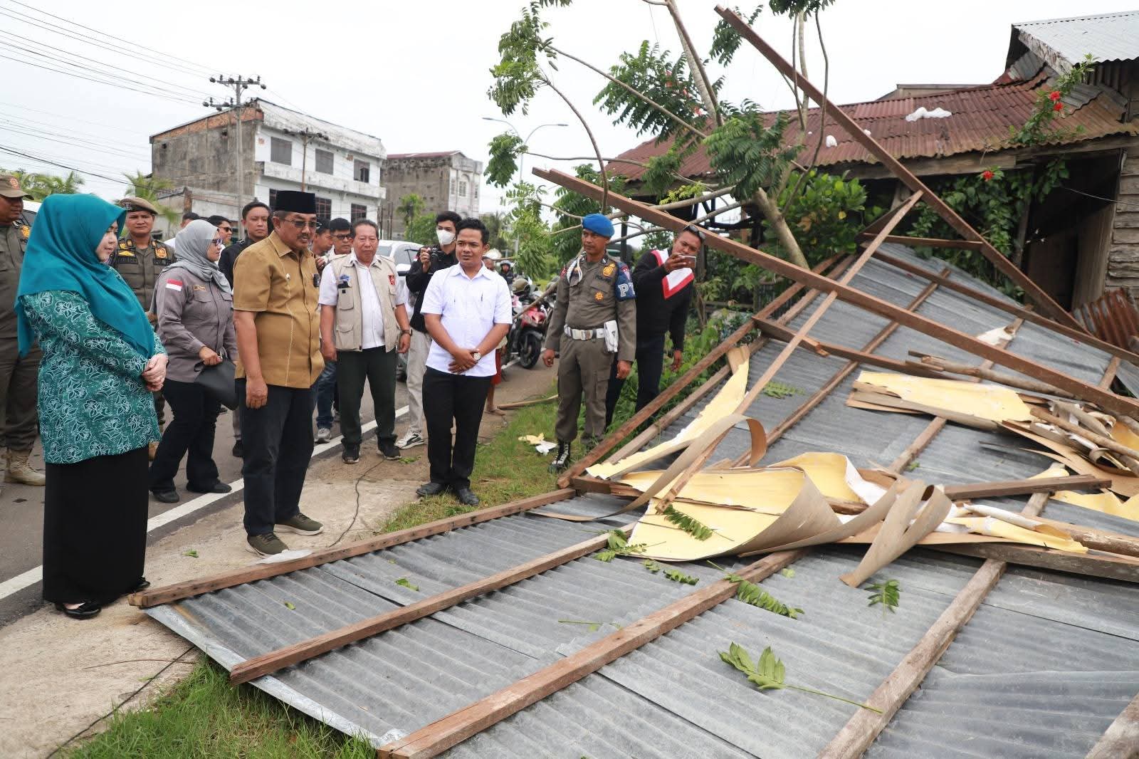 Bupati dan Ketua TP-PKK Tanjabbar Salurkan Bantuan Korban Puting Beliung