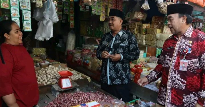 Pastikan Stabilitas Harga Bahan Pokok Jelang Idul Adha, Bupati UAS Tinjau Pasar Tangga Raja