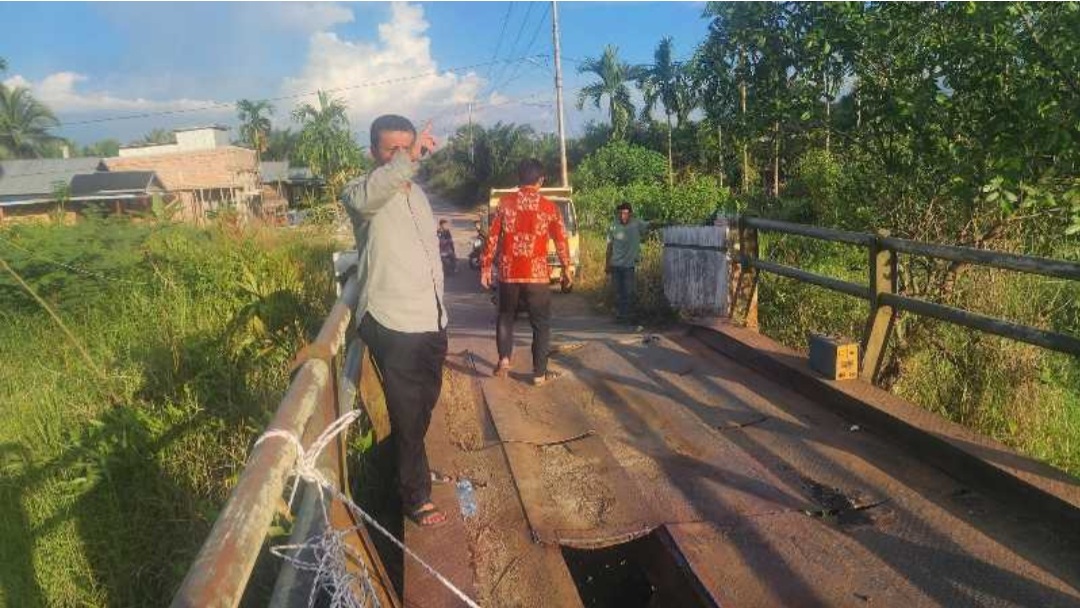 Respon Keluhan Warga Wabup Katamso Tinjau Perbaikan Jembatan di Desa Kemuning