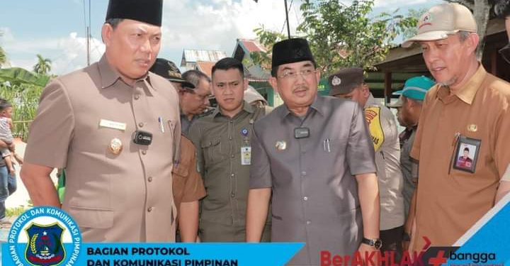 Bupati Tanjab Barat Tinjau Lokasi Bencana Alam Tanah Longsor di Kelurahan Senyerang