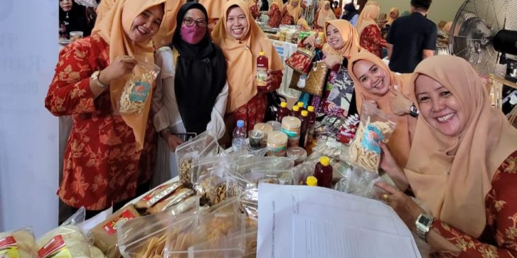Hari Pertama Bazar DWP Provinsi Jambi, Stand Bazar DWP Tanjab Barat Langsung Diserbu Pengunjung