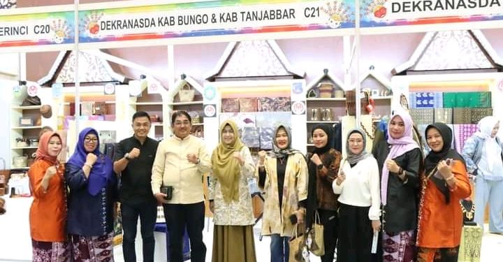 Bersama Ketua TP PKK, Bupati UAS Kunjungi Stand Dekranasda Pada Pameran Kriyanusa 2023